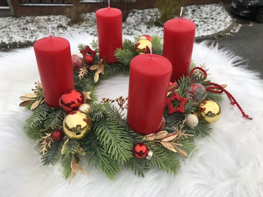 Adventní věnec  červeno zlatý